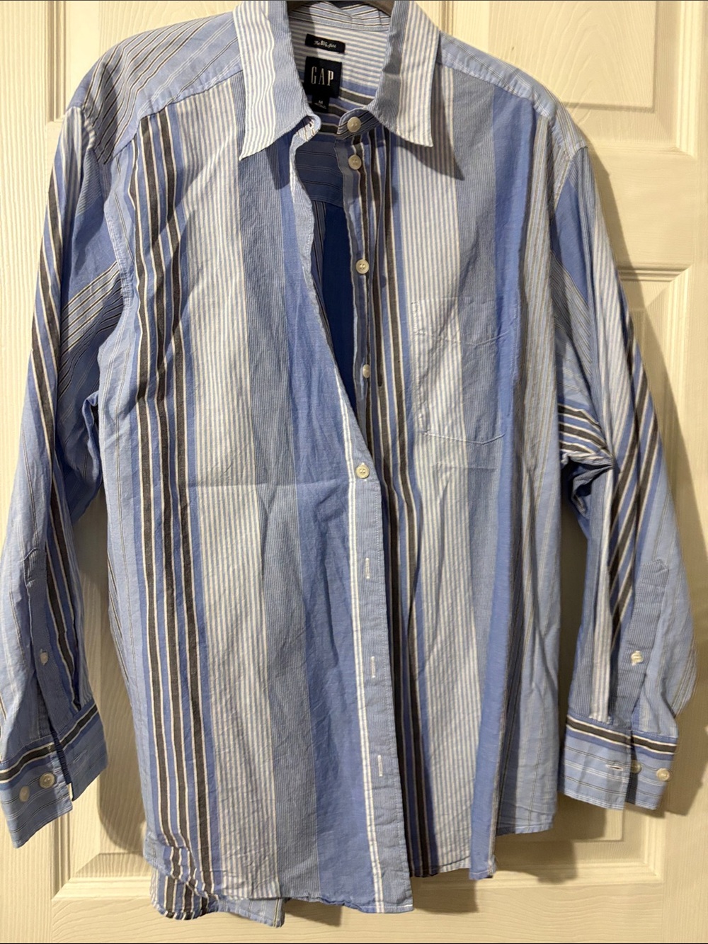 GAP Men’s Blue and White Vertical Stripe Button-Down Shirt